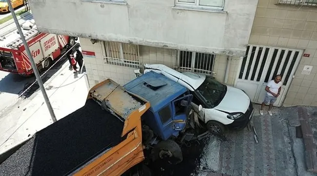 İstanbul'da hafriyat kamyonu 6 aracı hurdaya çevirdi - 2