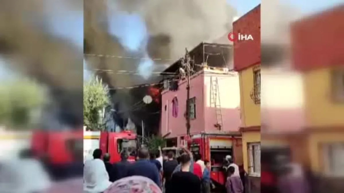 Adana'da 3 katlı müstakil ev yandı