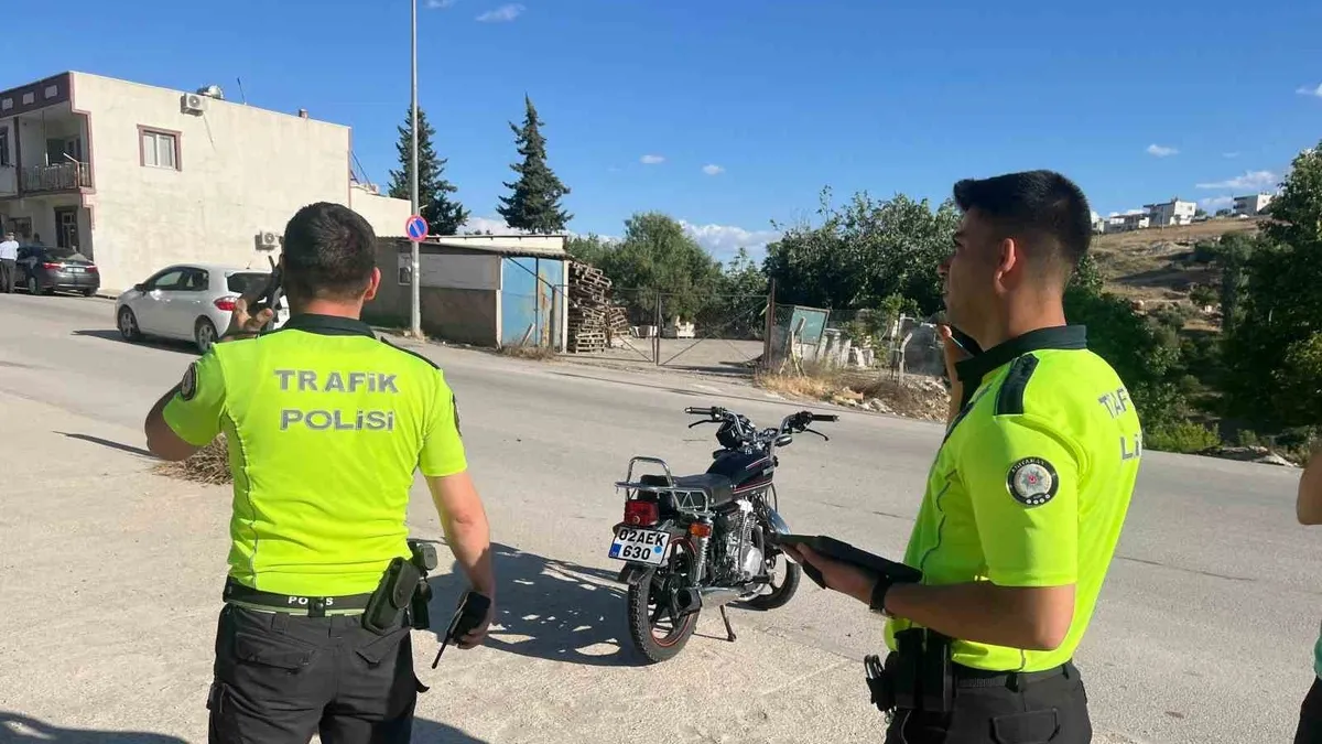 Motosiklet ile kamyonet çarpıştı: 1 yaralı