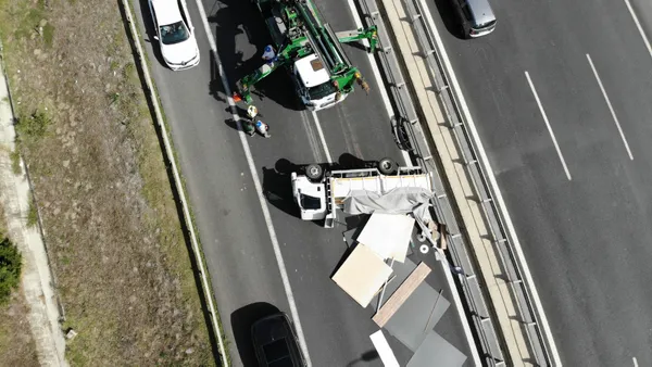 Son dakika: TEM'de kamyon devrildi! Trafik normale döndü - 2
